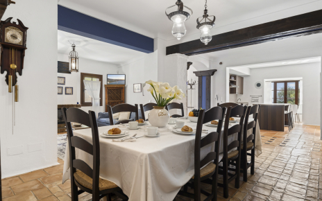 Dining area, kitchen and sitting area om the left